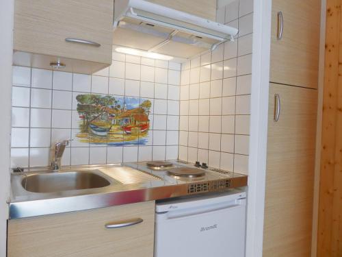 una cucina con lavandino e piano di lavoro di Residence Les Erines a Méribel