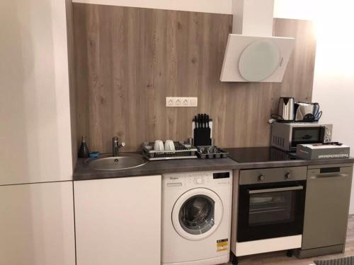 A kitchen or kitchenette at The Whistling Rabbi