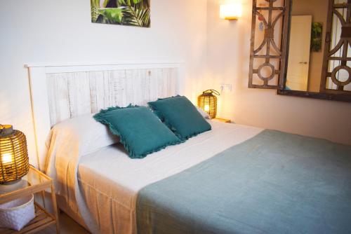 デニアにあるAnacasa Atico Mar Roja Medina Molins AT2201のベッドルーム1室(青い枕のベッド1台付)