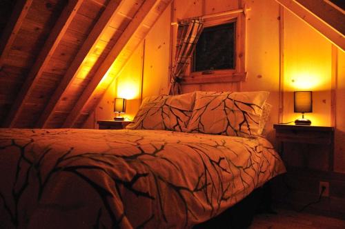 Postel nebo postele na pokoji v ubytování Les Cabanes du Trappeur