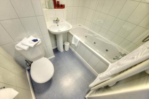 
A bathroom at Best Western Muthu Queens Oban Hotel
