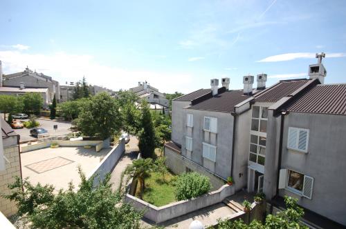 an apartment building in a city with a courtyard at Mezlar Apartment by El-pi Tours in Njivice