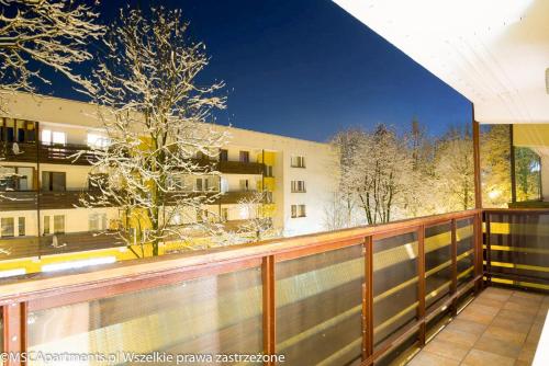 ザコパネにあるMSC Apartments Zakopane Centrum Classicの建物の景色を望むバルコニー