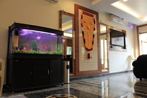 Sri Sarvesha Residency Temple viewにあるテレビまたはエンターテインメントセンター