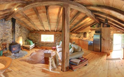 a large living room with a wooden ceiling at Cabañas con Encanto in San Roque de Ríomiera