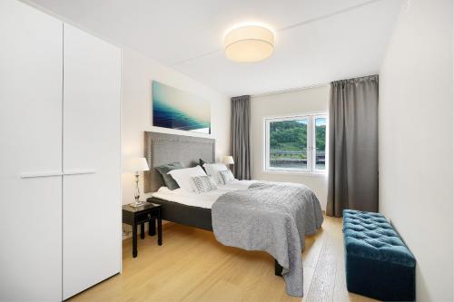 オスロにあるWright Apartments Pir 1. Sørenga Oslo Cityの白いベッドルーム(ベッド1台、窓付)