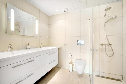 オスロにあるWright Apartments Pir 1. Sørenga Oslo Cityの白いバスルーム(シャワー、トイレ付)