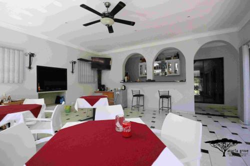 Khu vực ghế ngồi tại Acacia Grove Guest House