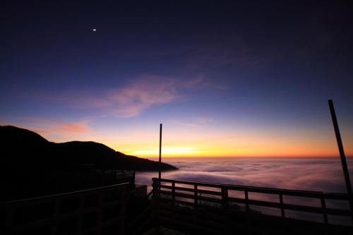 a view of the sun setting over the clouds at Sky lounge B&B in Zhushan
