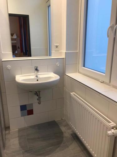 baño con lavabo y ventana en Jugendherberge Heide, en Heide