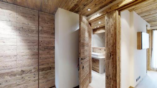 シルヴァプラーナにあるTass 3のバスルーム(木製の壁、シンク付)