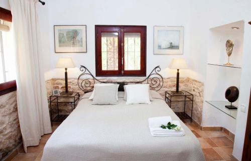 サン・ラファエル・デ・サ・クレウにあるCan Gasparのベッドルーム1室(大型ベッド1台、ランプ2つ付)