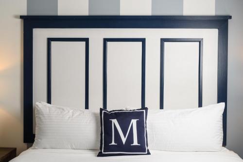 Marker 8 Hotel and Marinaにあるベッド