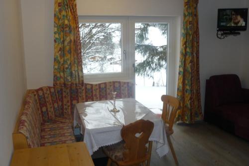 フィーバーブルンにあるHaus Sonnbergのリビングルーム(テーブル、窓付)