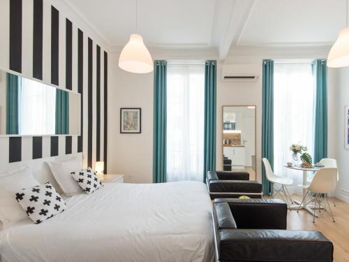 ニースにあるWelkeys Apartment - Eugène Emmanuelのベッドルーム(大型ベッド1台付)、リビングルームが備わります。