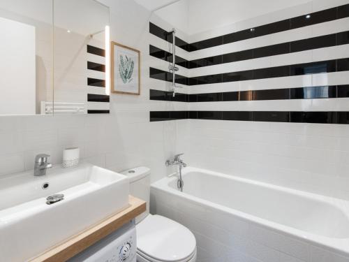 ニースにあるWelkeys Apartment - Eugène Emmanuelの白いバスルーム(トイレ、シンク付)