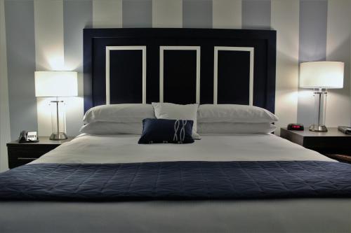 Ένα ή περισσότερα κρεβάτια σε δωμάτιο στο Marker 8 Hotel and Marina