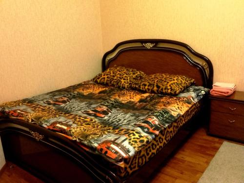 バラシハにあるBalashikha. Apartments on Twardowskiのベッド(チータブランケット、枕付)