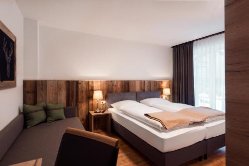 een slaapkamer met een groot bed en een bureau bij Birkenvilla Ferienhaus mit 4 Schlafzimmern für 9 Personen in Altenmarkt im Pongau