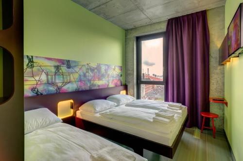 Postel nebo postele na pokoji v ubytování MEININGER Hotel Berlin East Side Gallery