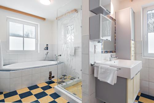 Vonios kambarys apgyvendinimo įstaigoje Birkenvilla Ferienhaus mit 4 Schlafzimmern für 9 Personen