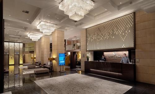 um lobby de um hotel com um lustre em NJV Athens Plaza em Atenas