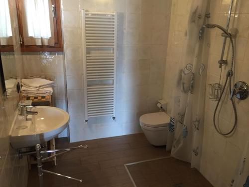 Ванна кімната в Al Vajo Dependance - Apartments-Zimmer