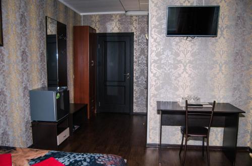 Minihotel Comfort Dmitrovkaにあるテレビまたはエンターテインメントセンター