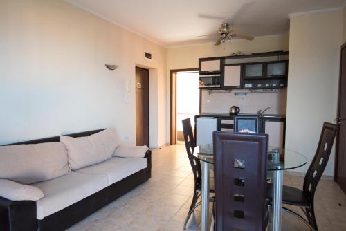 een woonkamer met een bank en een tafel bij Complex Apolon in Nesebar