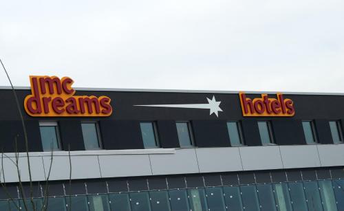 a neon sign on the side of a building at McDreams Hotel Essen in Essen