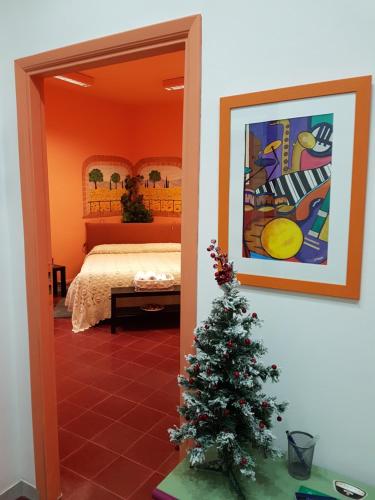 un albero di Natale in una stanza con una camera da letto di Le Tre Sorelle B&b Garbatella a Roma