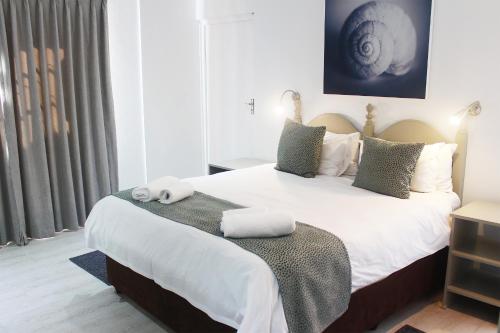 Una cama o camas en una habitación de Oceans Hotel & Self Catering