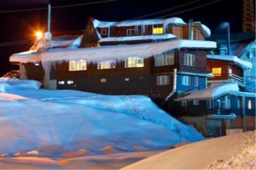 Gudauri Hut Hotel om vinteren