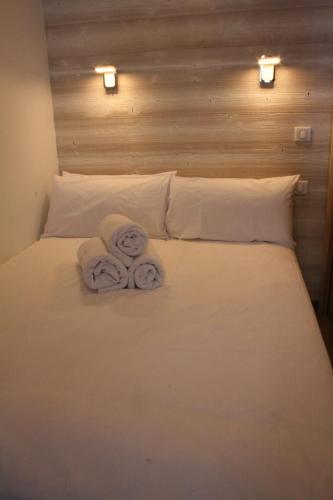 zwei Handtücher auf einem Bett mit zwei Kissen in der Unterkunft Alpage 1 in Avoriaz