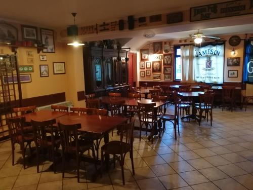 モンジョヴェにあるPub Hotel Ristorante Nigraのレストラン内のダイニングルーム(テーブル、椅子付)