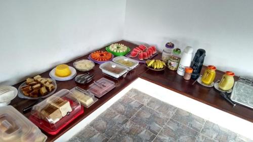 une table contenant de nombreux types de denrées alimentaires différents dans l'établissement Pousada Via Lactea, à Canoa Quebrada