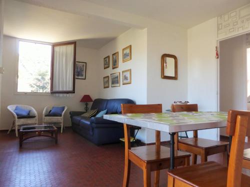 un salon avec une table et un canapé dans l'établissement 4VSE-COB279 Appartement proche plage avec parking privé, à Collioure