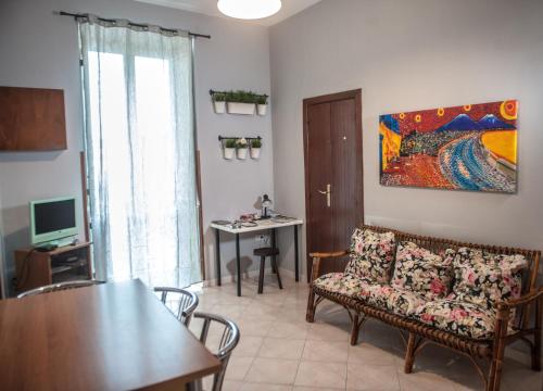 sala de estar con sofá y mesa en Vento Di Napoli en Nápoles