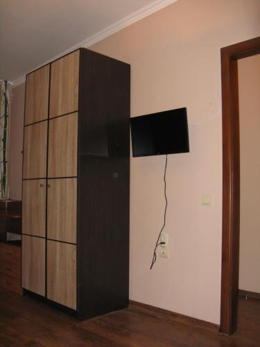 Una televisión o centro de entretenimiento en Apartment on Sehedska 21