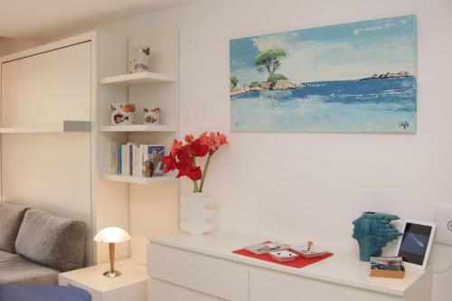 a living room with a vase of flowers on a table at Studio Cartarana in Bonifacio
