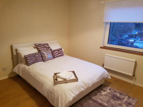 Linlithgow Loch Apartment tesisinde bir odada yatak veya yataklar