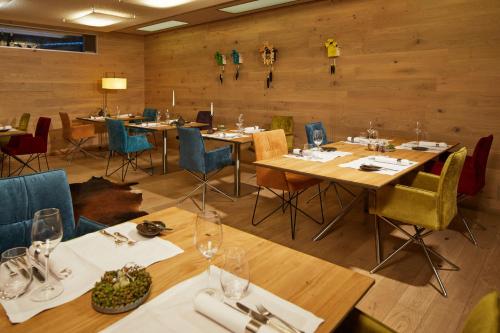a restaurant with wooden walls and wooden tables and chairs at Die Reichsstadt - Hotel Spa und Restaurant in Gengenbach
