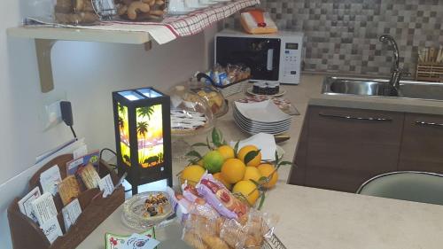 Кухня или мини-кухня в B&B Around the World
