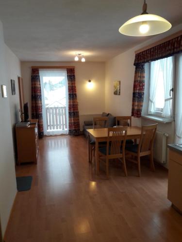 a living room with a dining room table and chairs at Ferienwohnung Kupfer in Göstling an der Ybbs