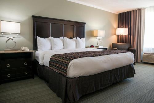 Katil atau katil-katil dalam bilik di Country Inn & Suites by Radisson, Effingham, IL