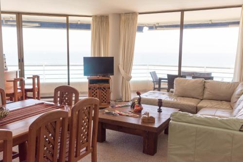 Departamento Grande en San Alfonso del Mar في ألغاروبو: غرفة معيشة مع أريكة وطاولة