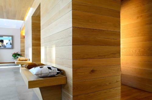 a room with a wall of wood at Hotel Nido dell'Aquila in Assergi