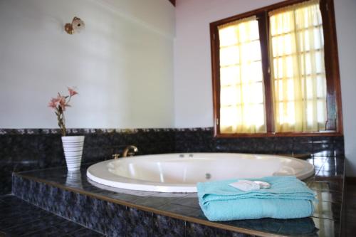 a bath tub in a bathroom with a window at Espectacular casa in Cordoba