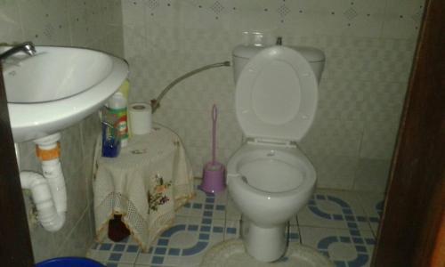 BukavuにあるVilla Isangoの白いトイレと洗面台のあるバスルーム