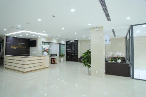 Lobi atau kawasan kaunter penerimaan di SoLex Hotel